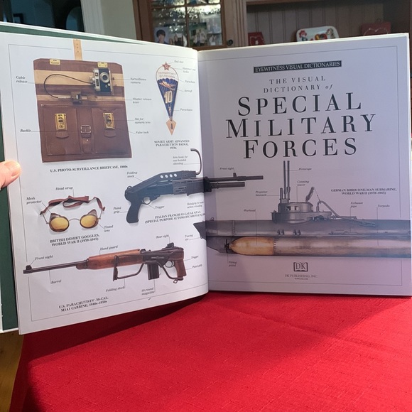 The Visual Dictionary of Special Military Forces by DK Eye Witness Dictionaries - Picture 5 of 6